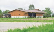 Die Halle für die Holzhackschnitzel und eine Trocknungsanlage in Zezikon. (Bilder: Donato Caspari)