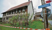 Tatort Kümmertshausen: Das Haus des IV-Rentners war nach seinem gewaltsamen Tod von der Polizei abgesperrt. (Archivbild: Reto Martin)