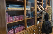 In diesem Schrank bewahrt die Schneiderin ihre verschiedenen Stoffe und Muster auf. (Bild: Reto Martin (Reto Martin))