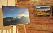 «Vorweihnacht» (links) von Hans Sturzenegger und «Herbst» von Doris Lippuner sind zwei der 47 ausgestellten Bilder.