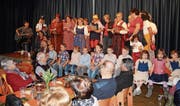 Alt und Jung vergnügten sich mit allerlei Unterhaltung in der Aula des Schulhauses Galstramm. (Bild: PD)