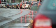 Werden Verkehrsmeldungen mit der No-Billag-Initiative ausgebremst? Ohne Gebühren dürften auch viele private Radiostationen liquidiert werden, befürchtet der Bund. (Bild: Peter Schneider/Keystone)