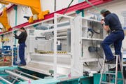 Die Produktionshalle von Bühler in Uzwil: Der Technologiekonzern erhielt mehr Bestellungen. (Bild: Coralie Wenger/Archiv)