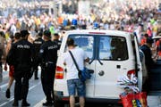 Q wie Querulanten: Obwohl die Street Parade gemessen an ihrer Teilnehmerzahl meistens relativ friedlich über die Bühne geht, hat die Stadtpolizei immer viel Arbeit, die überdrehten, alkoholisierten Raver, aber auch die Taschen- und Trickdiebe im Zaum zu halten. Im Vorjahr kam es zu insgesamt 66 Festnahmen durch Stadt- und Kantonspolizei Zürich. (Bild: Keystone)