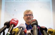 Grosses Medieninteresse: Sigi Rüegg, Stellvertretender Kommandant der Kantonspolizei St. Gallen, informiert über den Einsatz in Flums. (Bild: Gian Ehrenzeller/Keystone)