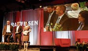 Moderatorin Claudia Marty interviewt Bankleiter Ernst Locher und VR-Präsident Beat Ulrich auf der Warteggbühne in Goldach. (Bild: Rudolf Hirtl)