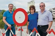Es geht trotz allem weiter: Walter Schönholzer, Gemeindepräsident von Kradolf-Schönenberg, freut sich auf der abgesperrten Heldswilerstrasse über die private Initiative des Kradolfer Ehepaars Johanna und Andrea Willi. (Bild: Georg Stelzner)