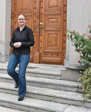 Der Pfarrerin Nanette Rüegg gefällt ihre neue Aufgabe bei der Kirchgemeinde Mittleres Toggenburg, die sie unter anderem in der reformierten Kirche in Wattwil ausübt. (Bild: Anina Rütsche)