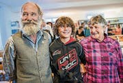 Not und Tilli Schlegel spielten in Ernst A. Heinigers «Schellen-Ursli». In Chur trafen sie den Ursli des neuen Films, Jonas Hartmann. (Bild: Yanik Bürkli/Die Südostschweiz)
