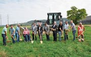 Der Spatenstich erfolgte mit dem goldenen Spaten auf dem Gelände, wo künftig das neue Annahmezentrum stehen wird. (Bild: Sabrina Bächi)