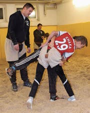 Reto Bleiker (links) und Rainer Wildhaber schauen genau hin, ob die Sportschüler die Griffe korrekt ausführen. (Bilder: Emil Bürer)