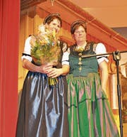 Monika Knellwolf wird von Simone Bischofberger geehrt. (Bilder: Simon Roth)