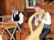 Musizieren im Rathaussaal: Lorenz Mühlemann an der Zither und David Joss an der Harfe. (Bild: Dieter Ritter)
