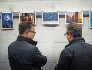 Diskutieren angeregt über die Fotografien: Zwei Besucher der Ausstellung im Kreuzlinger Kultur- und Sportzentrum Dreispitz (Bild: .)