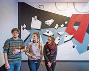 Im Restaurant Roter Platz: Bill Bühler, Martina Brüschweiler und Tiziana Brocca präsentieren das Wandbild «Psych 1». (Bild: Urs Bucher)