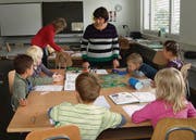 Die Lehrerinnen Tatjana Lichtensteiger und Elena Sivacheva unterrichten sechs Kinder in Weinfelden, rechts aussen ist Xenia. (Bild: Esther Simon)