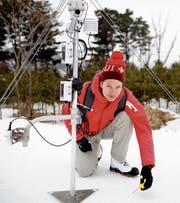 Fabian Wolfsperger misst die Schneetemperatur neben einer seiner Messstationen. (Bild: Andreas Eisenring)