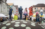 Auch für Kinder ist der Chläusler im Zentrum von Gossau ein besonderes Erlebnis. (Bild: Hanspeter Schiess (27. November 2016))