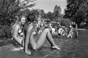Oben ohne am See oder in der Badi – in den späten Siebzigern das Normalste der Welt. (Bild: Keystone (Badeanstalt Tiefenbrunnen, Zürich, 2. August 1978))