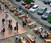 Die erste Summerdancenight zog weit über 200 Besucher aus der ganzen Deutschschweiz an. Nach gut vier Stunden im Freien zügelte die Tanzfamilie ins Dance Inn. (Bilder: Christoph Heer)
