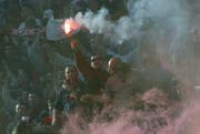 Die Anhänger von FK Roter Stern Belgrad sind bekannt für ihre Vorliebe für Pyro-Material. (Bild: Keystone)