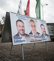 Wahlplakate vor dem Gossauer Rathaus. (Bild: Ralph Ribi)
