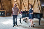 Bei der Probe gestern in der Hagschnurer Schüür: Omer Kobiljak (Tenor), Emanuel Vogel am Klavier und die Sopranistin Sarah Kollé. (Bild: Andrea Stalder)