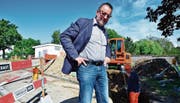Stadtrat Konrad Brühwiler konnte grünes Licht für den Bau geben. Verlegt werden zunächst die Werkanschlussleitungen. (Bild: Max Eichenberger)