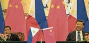 Wollen künftig näher zusammenrücken: die Präsidenten Duterte und Xi Jinping. (Bild: Ng Han Guan/EPA)