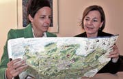 Susanne Hartmann und Manuela Schöb sind vom zweiten Regio-Wil-Booklet, der Genusskarte, vollends überzeugt. (Bilder: Andrea Häusler)
