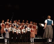 Der Kinderchor Gsängli war erst auf der Leinwand und dann auch noch live auf der Bühne zu sehen. (Bilder: Patrik Kobler)