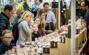 Besucher der Schlaraffia probieren, schmecken und riechen an den zahlreichen Produkten, die präsentiert werden. (Bild: Reto Martin)