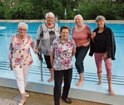 Rita Thoma, Doris Tobler, Agnes Schmid, Klara-Slavka Fejzulahi Vukajlovic und Ursula Jermann (von links) waren vor 50 Jahren mitverantwortlich, dass seit nunmehr 50 Jahren Frauen und Männer gleichzeitig in die Badi Weierwise dürfen. (Bilder: Christoph Heer)