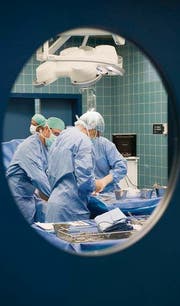 Medizinische Eingriffe werden neu über Fallpauschalen abgerechnet. (Bild: ky/Jean-Christophe Bott)