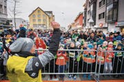 Beim gemeinsamen Aufwärmen bereiten sich die jungen Läuferinnen und Läufer auf ihren Start vor. (Bild: Urs Bucher)
