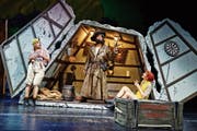 Fast nicht wiederzuerkennen unter den vertauschten Kappen: Kasper (Dimitri Stapfer, links) und Seppel (Christian Hettkamp, rechts) vor der guten Stube des Räubers Hotzenplotz (Matthias Albold). (Bilder: Tanja Dorendorf/Theater St. Gallen)