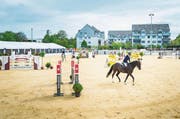 Der neue Sandplatz fand nicht nur bei den Reitern, sondern auch beim Publikum viel Lob. Die Sprünge waren vom Festzelt aus besser mitzuverfolgen. (Bilder: Andrea Stalder)