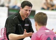 Floorball Thurgaus Headcoach Dani Costa gibt dem Stürmer Simon Beerli Anweisungen. (Bild: Mario Gaccioli)