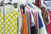 Alte Kleider kann man wunderbar zu Geld oder zu neuen Kleidern machen. (Bild: fotolia)