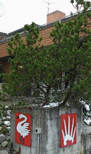 Die Primarschulgemeinde führt aktuell drei Schulanlagen: Lanzenneunforn, Herdern und Dettighofen. Beim Schulhaus Steinler in Herdern sind die Wappen von Dettighofen und Lanzenneunforn zu sehen. (Bilder: Donato Caspari, Reto Martin)