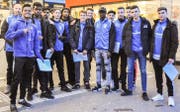 Die Fussballer des FC Weinfelden-Bürglen sammeln Unterschriften für ihren Mannschaftskollegen Yaya. (Bild: Isabella Gomez)