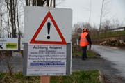 Ein Schild warnt vor den Holzerei-Arbeiten. (Bild: Corinne Hanselmann)