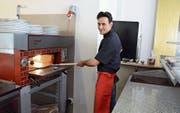 Mit Stefano Vigliarolo steht im «Little Italy» ein echter Italiener am Pizzaofen. (Bild: Karin Erni)