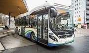Ein moderner Hybrid-Stadtbus bei der Abfahrt beim Kreuzlinger Stadtbahnhof. (Bild: Reto Martin)