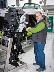 Gabriel Pflug mit dem nachgerüsteten Mercury DF 150. (Bild: Reto Martin)
