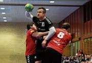 TVA-Spieler Lukas Gamrat kämpft sich durch die Abwehr des SV Fides. (Bild: Thomas Hutter)