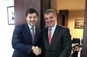 Stadler-Chef Peter Spuhler (rechts) mit dem Bürgermeister von Tiflis, Ex-AC-Milan-Profi Kachaber Kaladse. (Bild: pd)