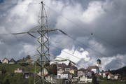 Strommast bei Trogen: Die Ausserrhoder Regierung will den Pro-Kopf-Energieverbrauch bis 2025 um 25 Prozent reduzieren. (Bild: Benjamin Mansesr)