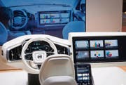 Der schwedische Autohersteller Volvo führt in Kalifornien ein Design Center, in dem untersucht wird, wie das Innere eines autonomen Fahrzeugs gestaltet werden soll. Zu sehen ist dieses Interieur in Genf. In einer Umfrage geben 57 Prozent der Besucher an, dass sie in einem solchen Auto gerne einen Film oder TV schauen würden. (Bild: Ralph Ribi)