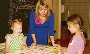 Lehrerin Anastasiia Mazza übt mit den Schülerinnen Janina Bischofberger (links) und Carmela Nocita (rechts) das Einkaufen auf Russisch.